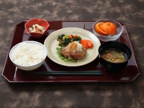 白いご飯と主菜副菜、汁物とデザートが揃ったバランスのいい食事