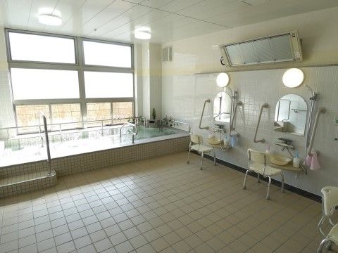「あずみ苑 グランデ常盤平」の大浴場。窓が大きく設置し、日光が入りやすい。