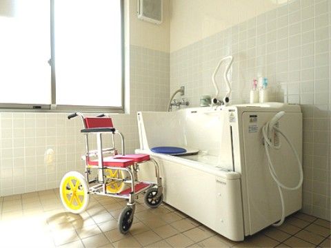「あずみ苑 グランデ常盤平」の機械浴室。要介護の方にも入浴することができる。
