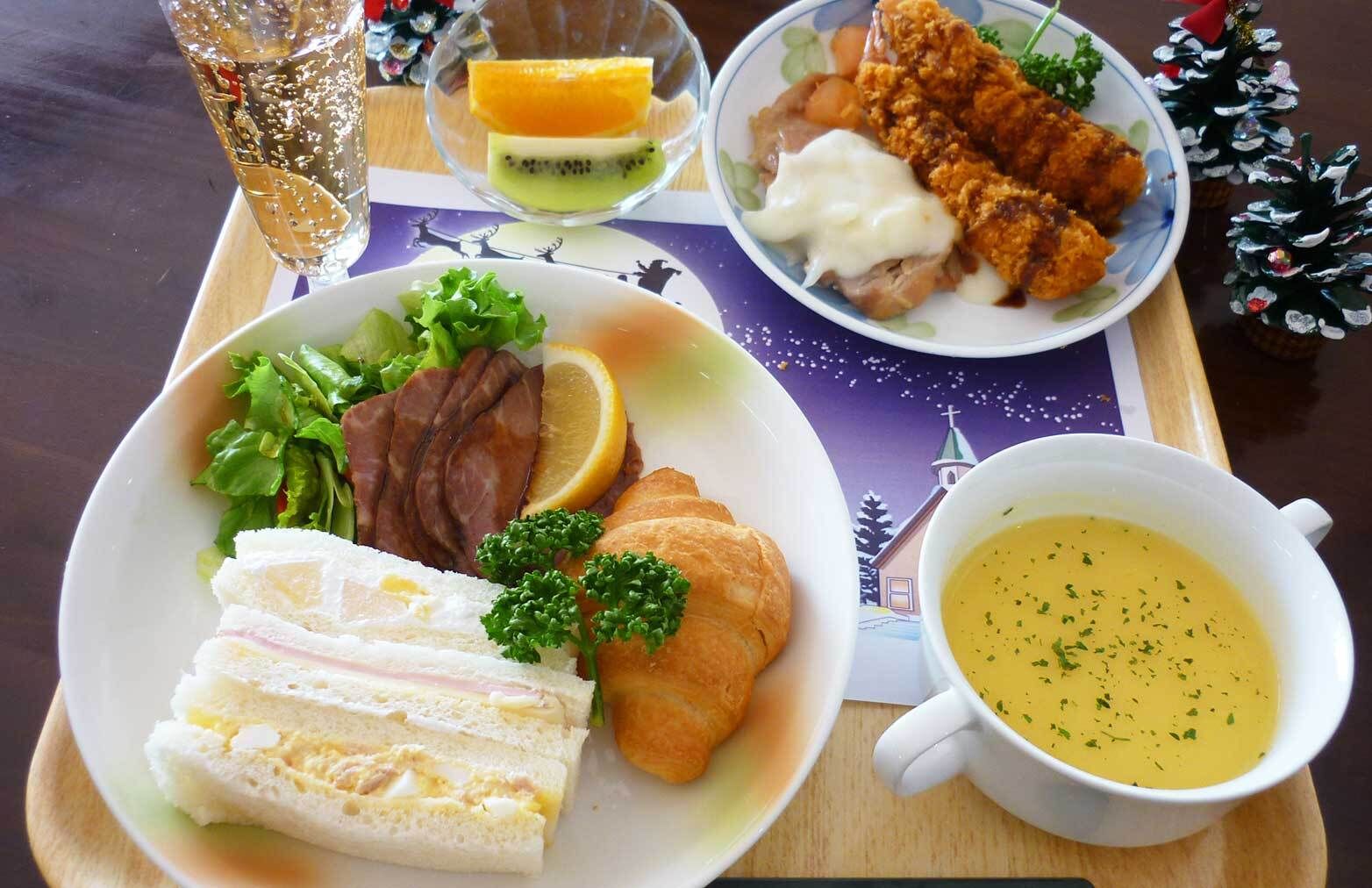 スープとサンドイッチとクロワッサン付きの洋食