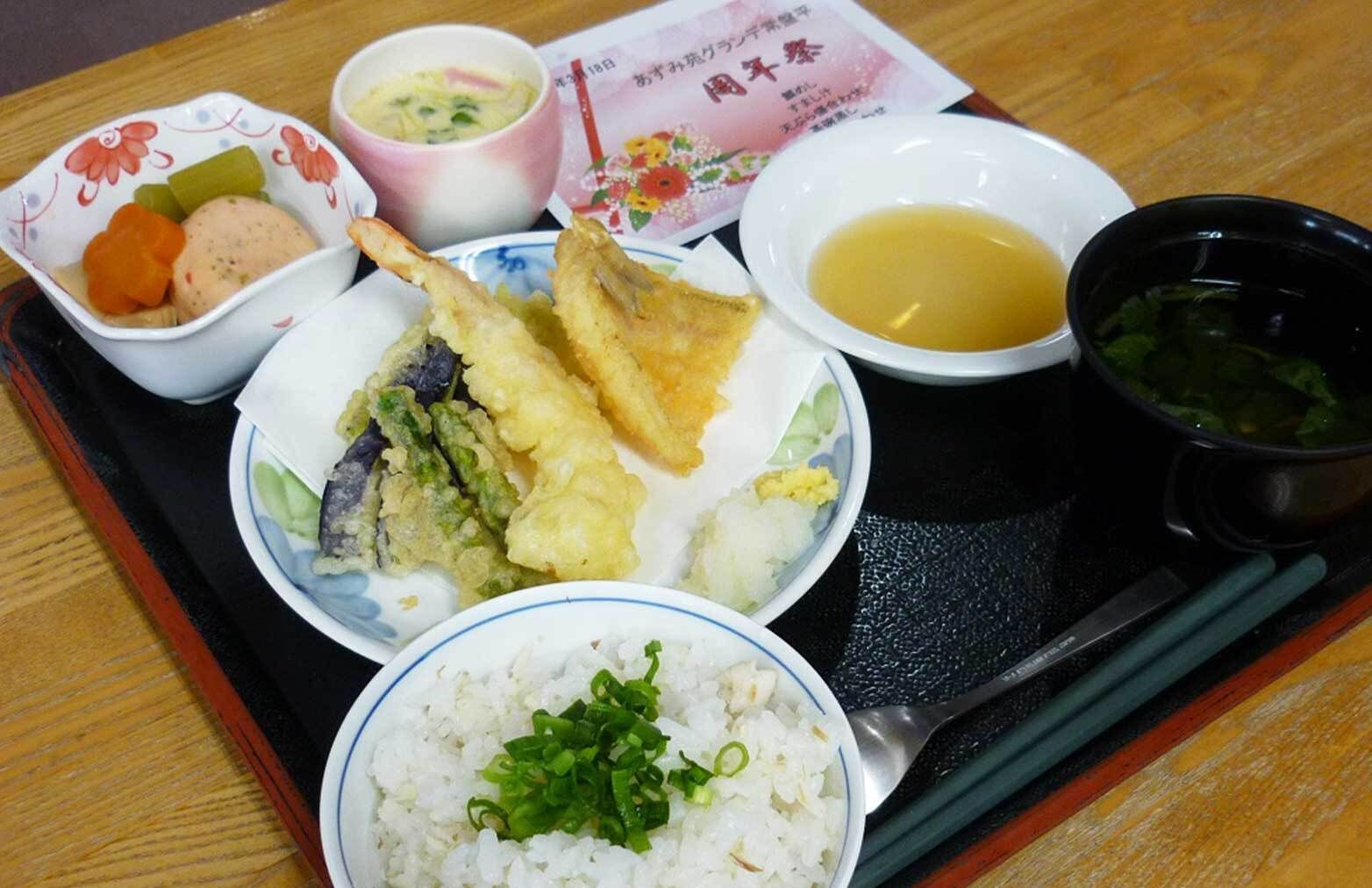 エビや魚の天ぷらがメインの特別食