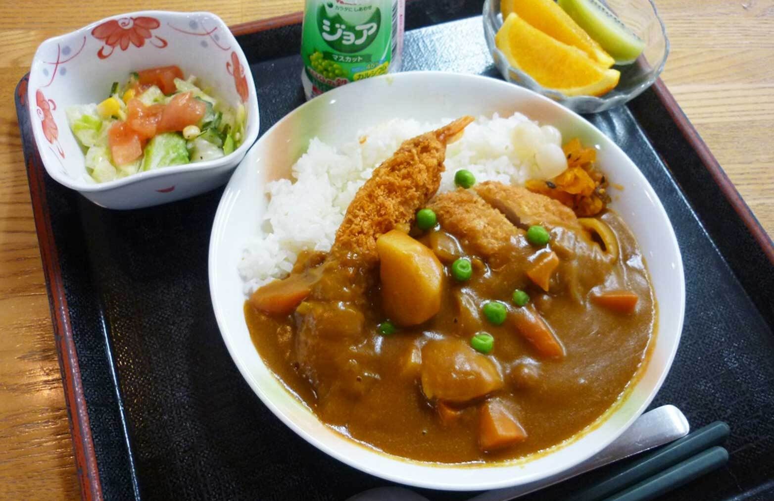 海老フライとカツののったカレーとサラダとフルーツのセット