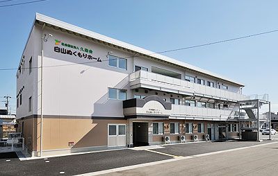 明るく広々とした建物外観