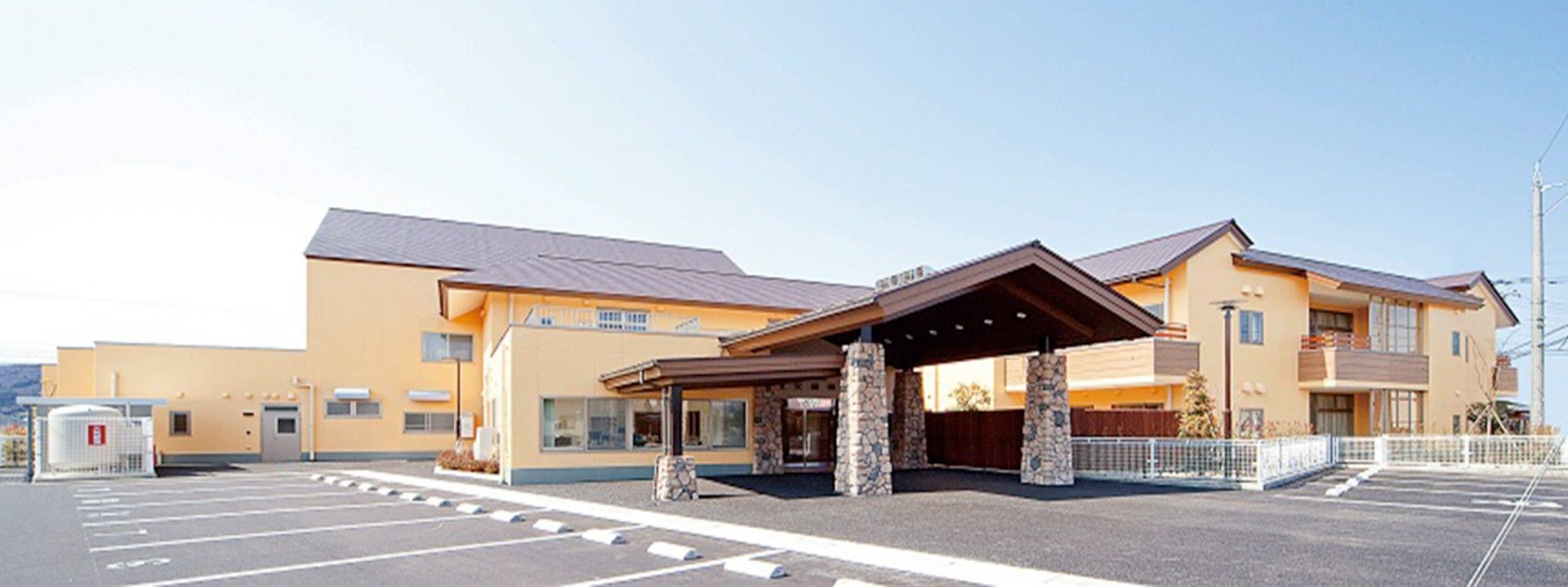 広い駐車場のある建物