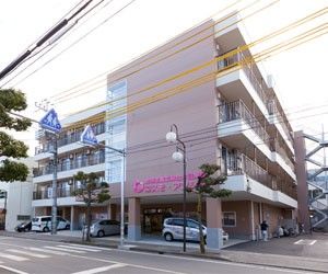 明るい外観の建物