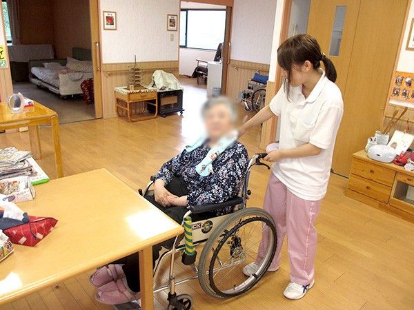 車椅子の方とスタッフ