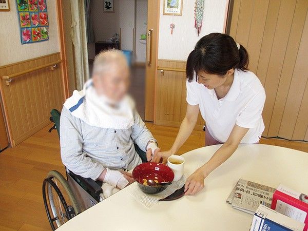 食事を手伝うスタッフ