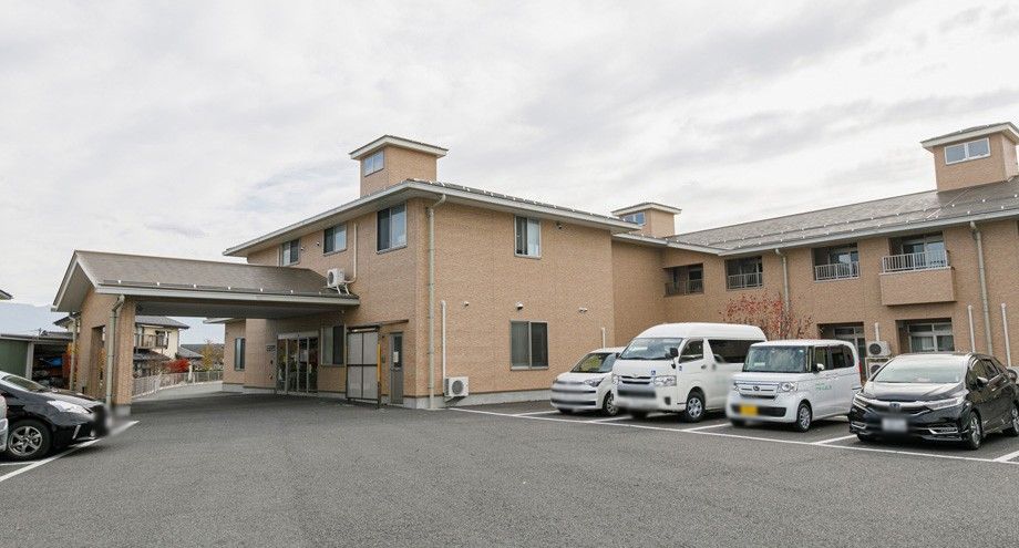 駐車場のある建物外観