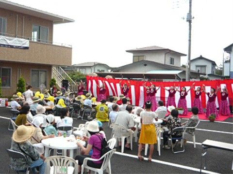 駐車場を使って行われているフラダンスのレクリエーション