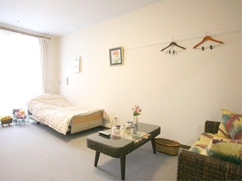 「あずみ苑 グランデ矢板」の居室。トイレ、洗面台、浴室を完備しており、日当たりの良い環境である。
