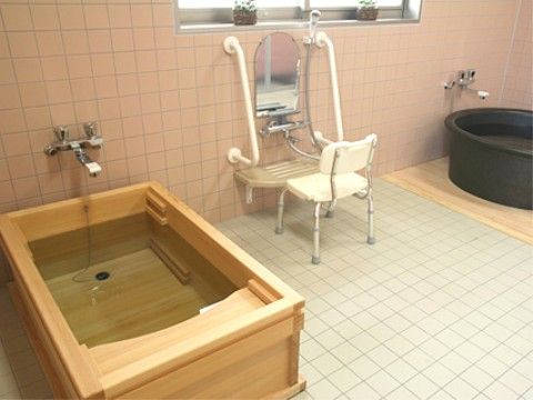 「あずみ苑 グランデ矢板」の浴室。浴槽は2種類用意されている。