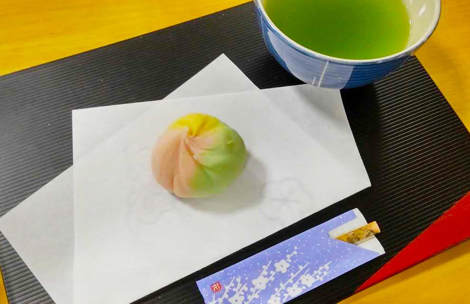 茶巾絞りの和菓子とお茶のセット