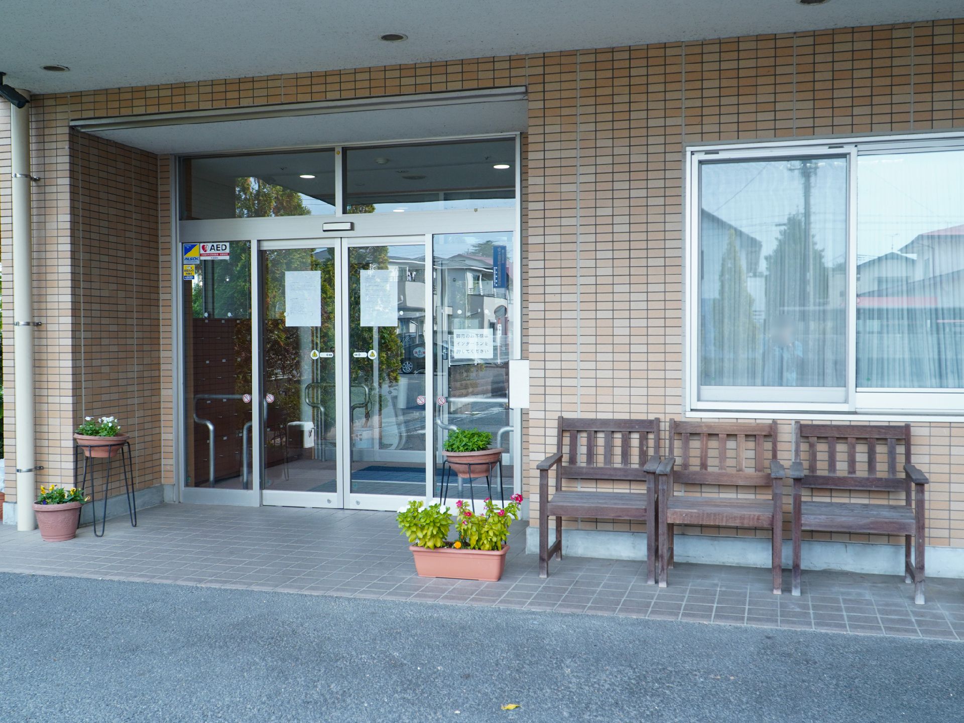 扉前に花や椅子がおかれている玄関