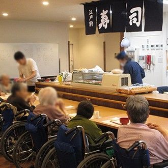 寿司を楽しむ食事スペース