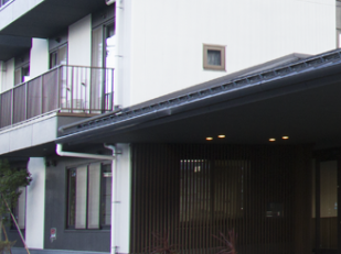 落ち着いた外観の建物