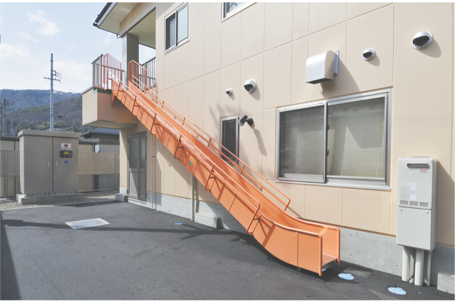 オレンジ色のスロープ付き建物