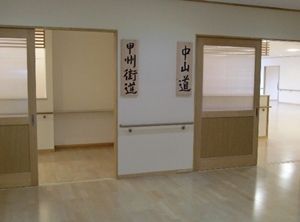 明るく広々とした廊下