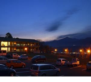夕暮れ時の建物外観