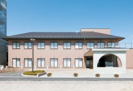 明るい外観の建物正面