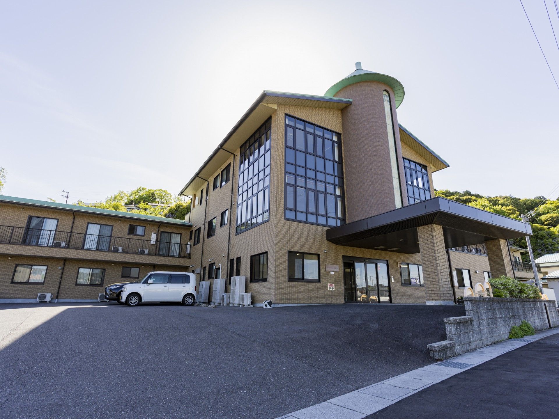 広い駐車場の建物外観