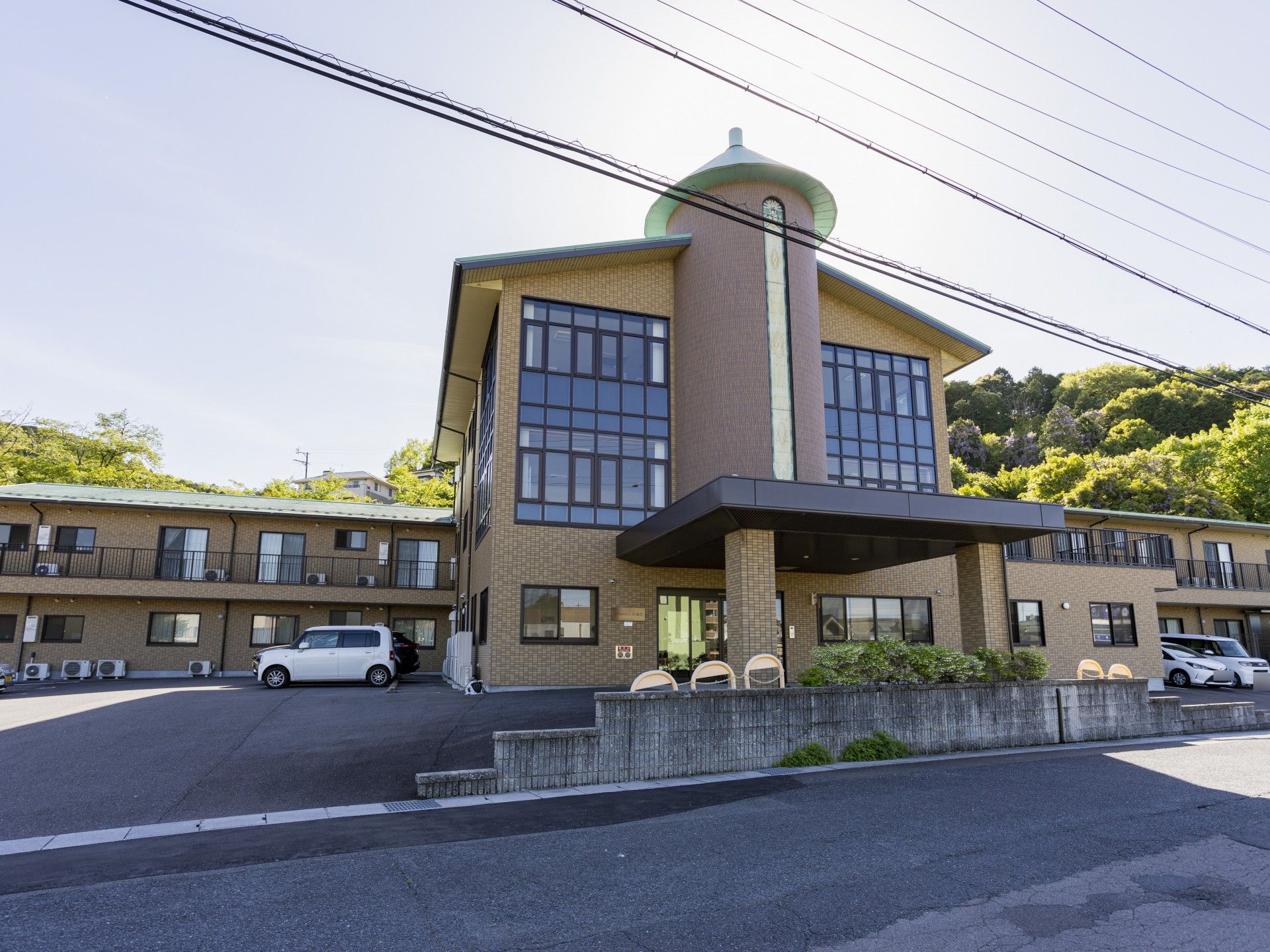 広い駐車場のある建物