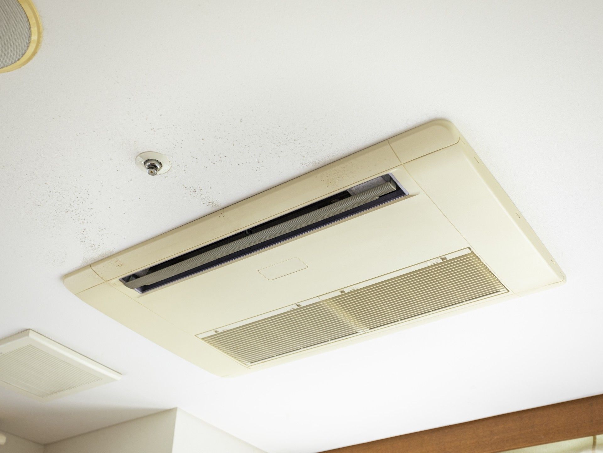 天井の空調設備