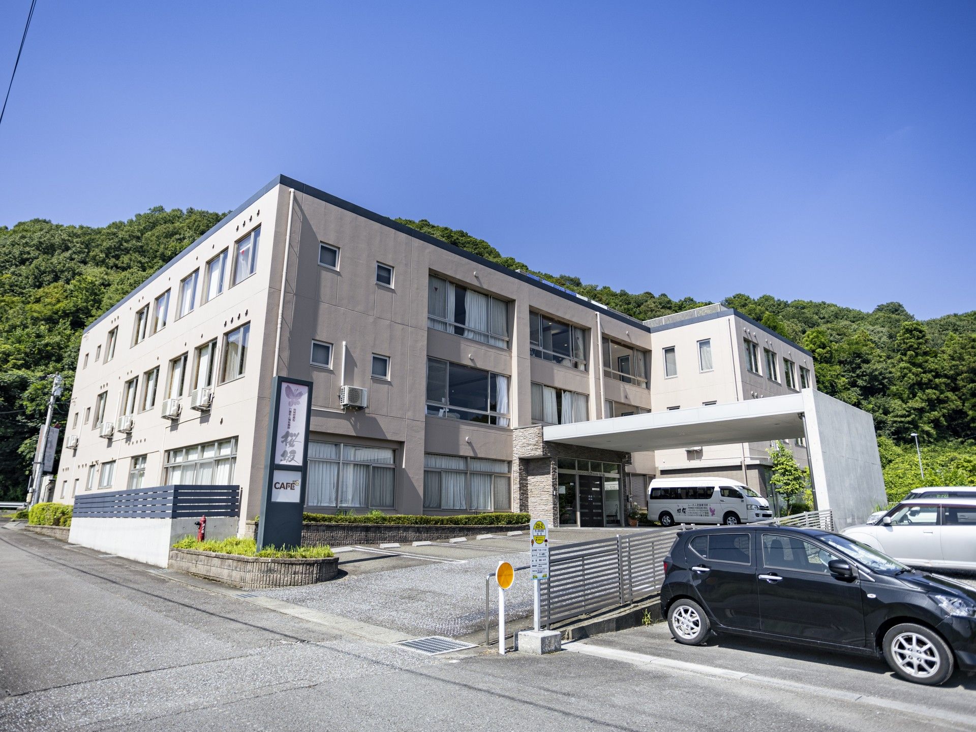 緑に囲まれた建物外観