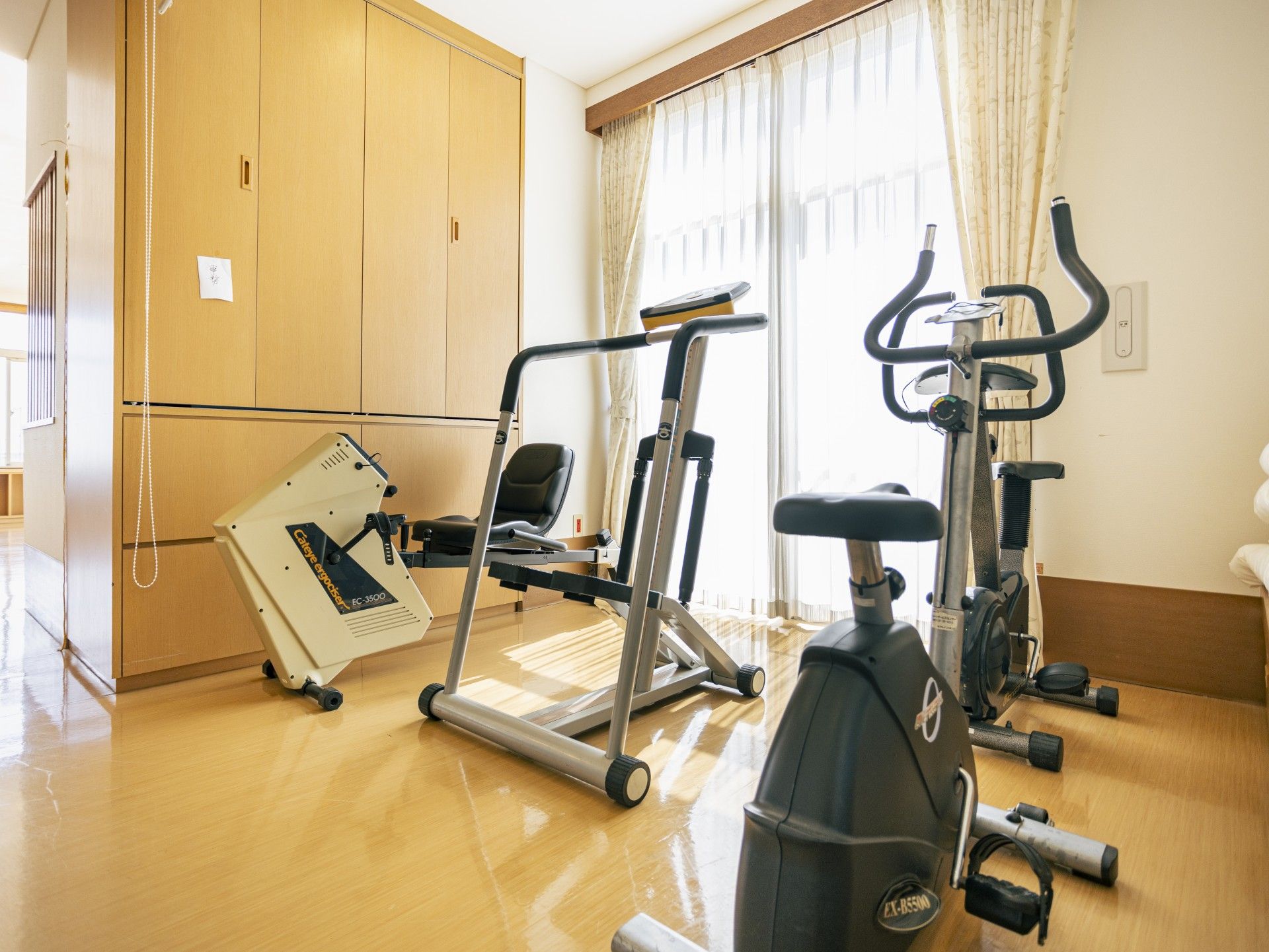 運動器具が並ぶ部屋