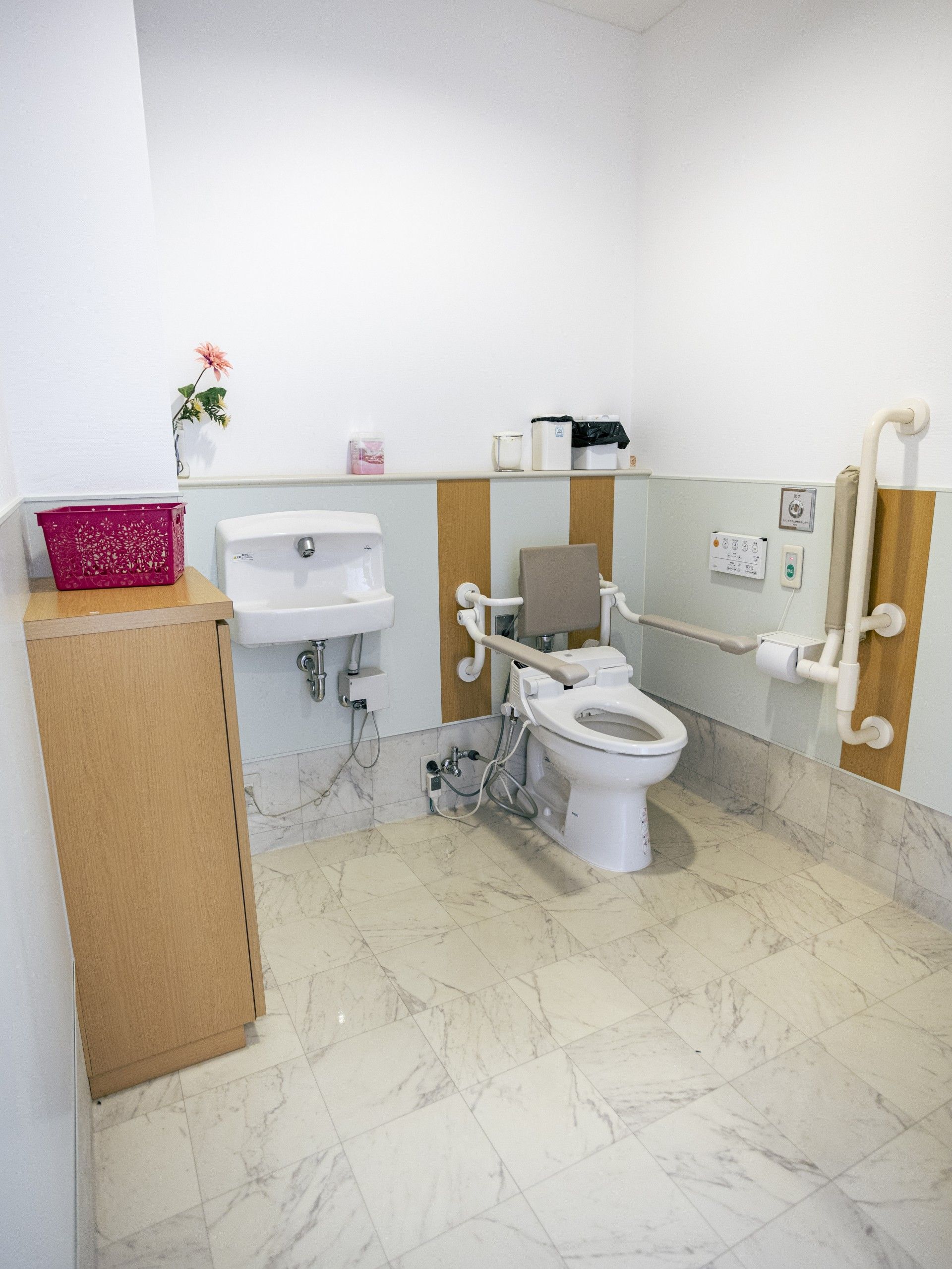 手すり付きのトイレ