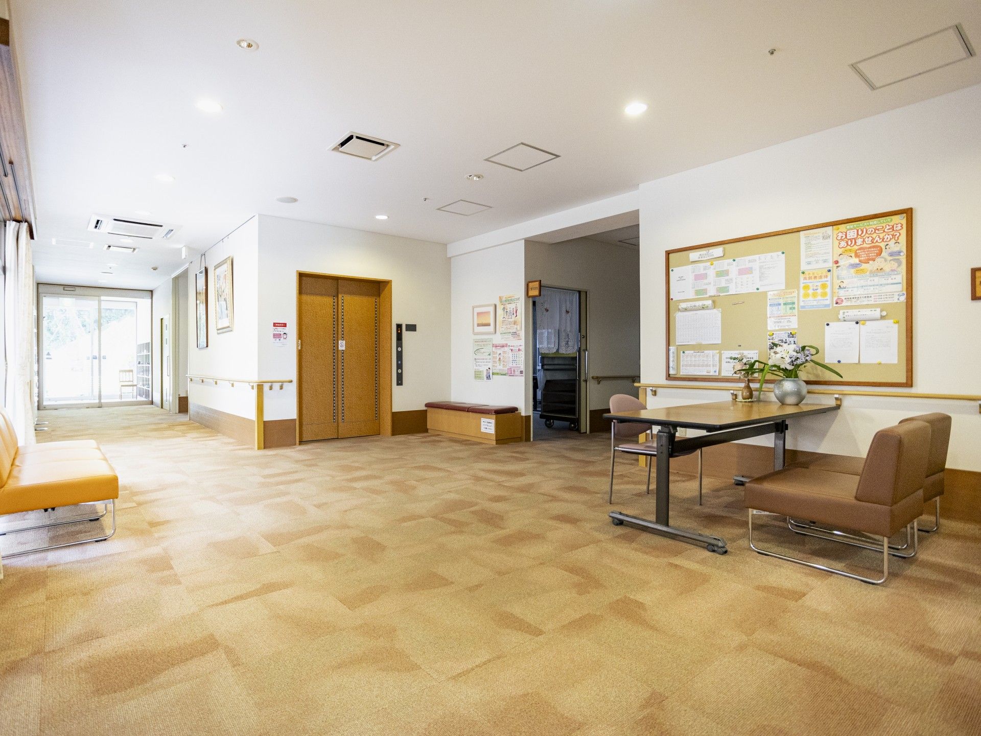 広い廊下と掲示板