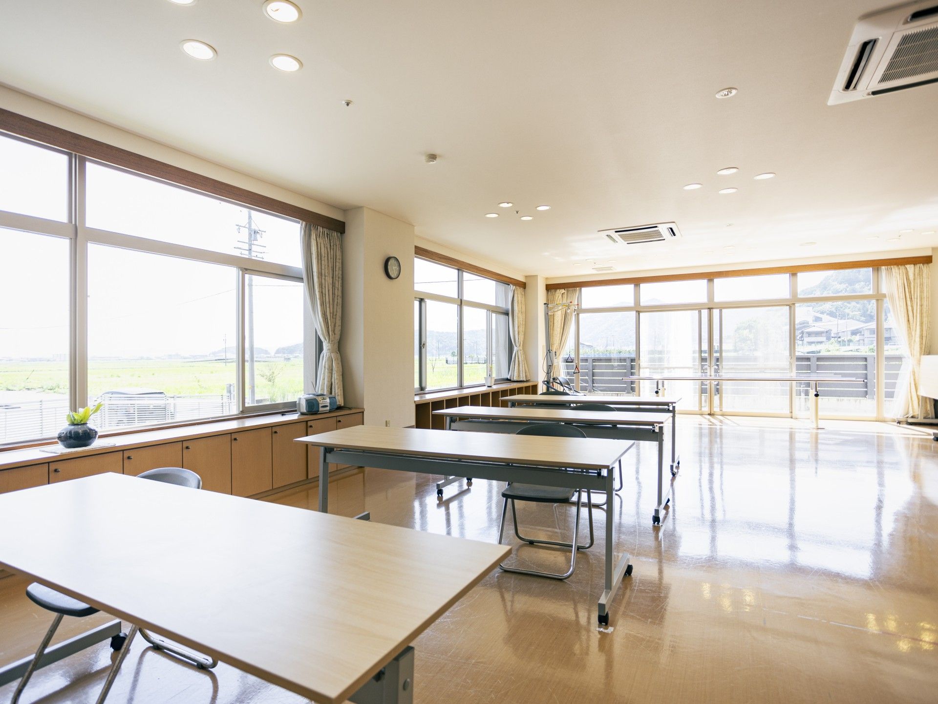 大きな窓のある明るい部屋