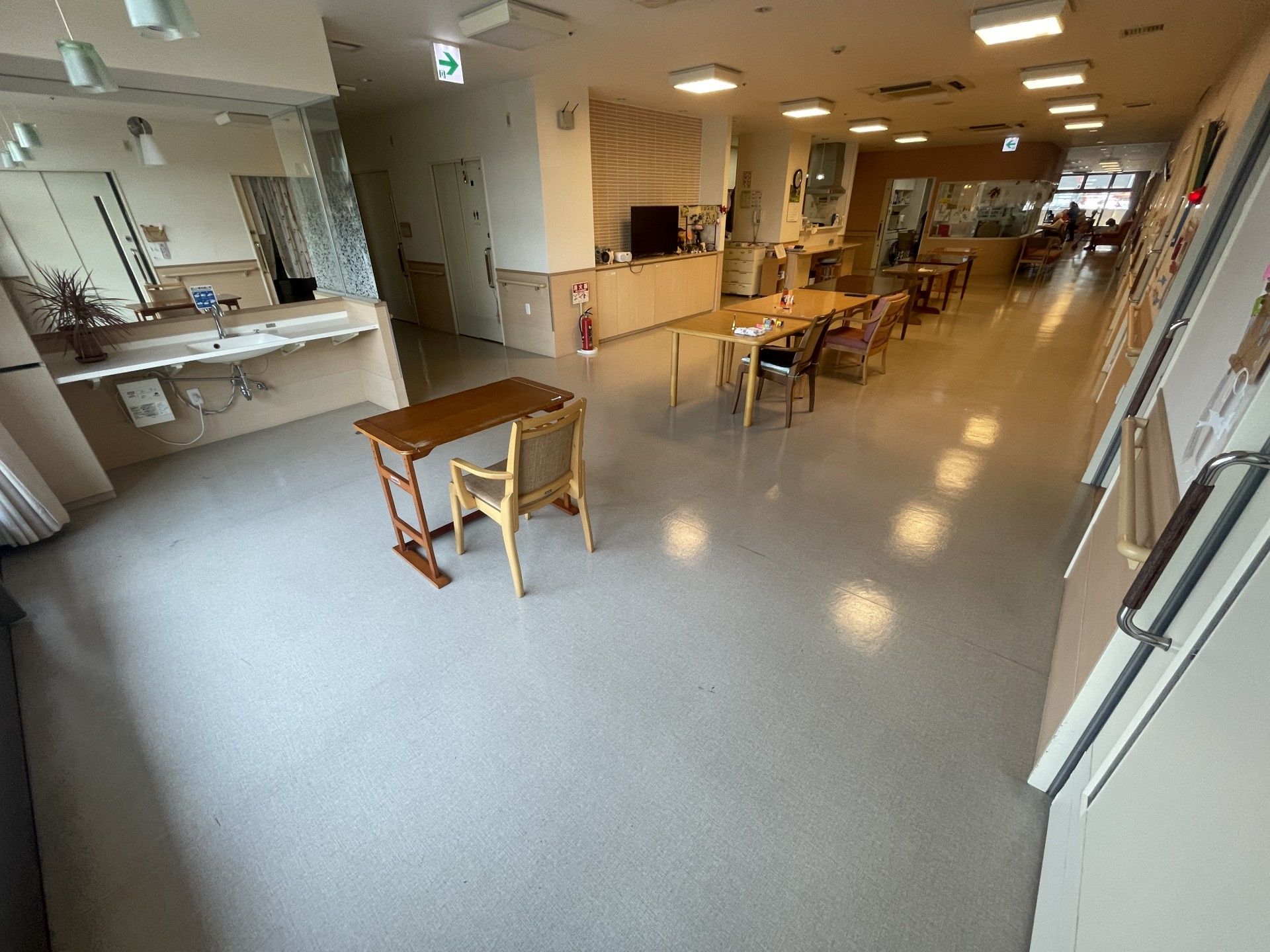 広い廊下とテーブル