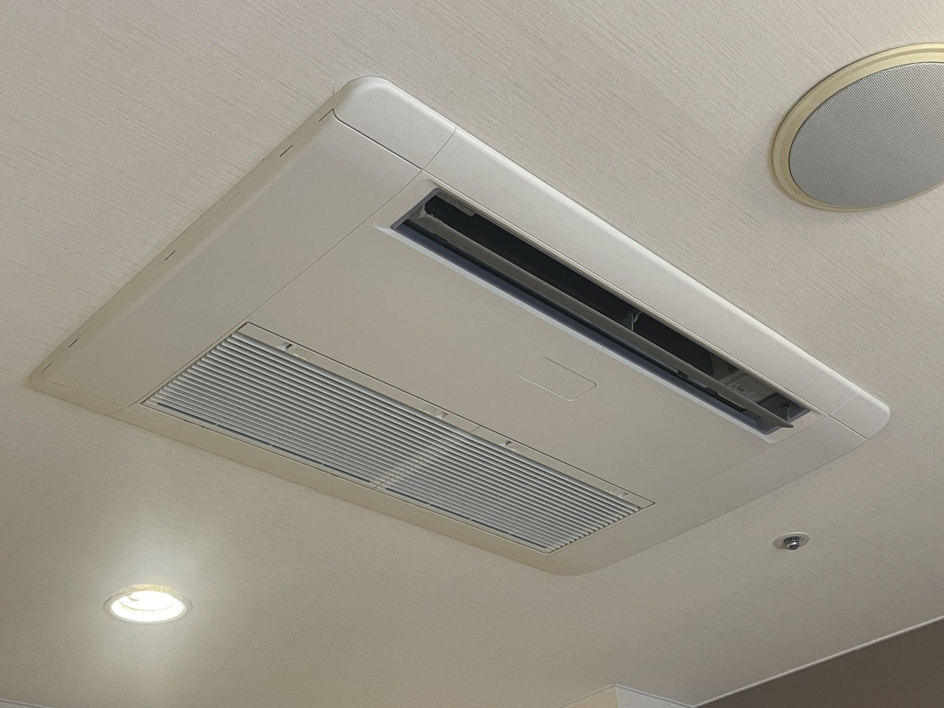 天井の空調設備
