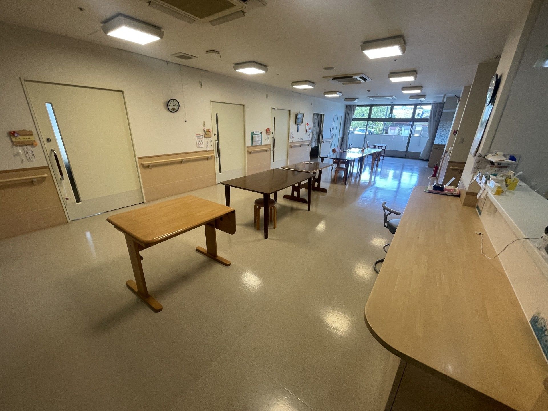 広いテーブルのある部屋