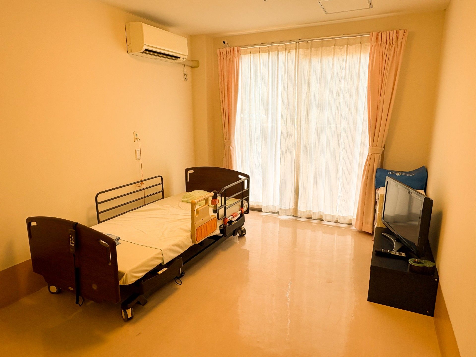 明るい個室のベッド