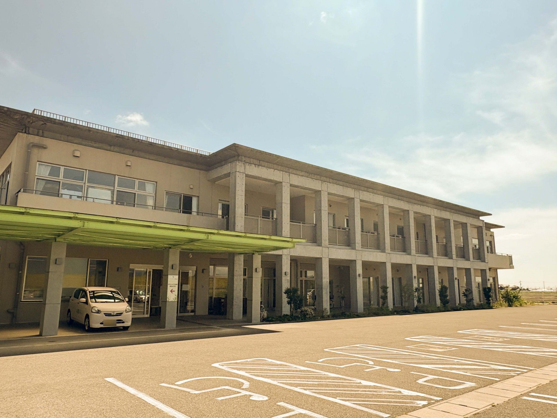 広い駐車場の建物外観