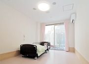 明るい個室のベッド