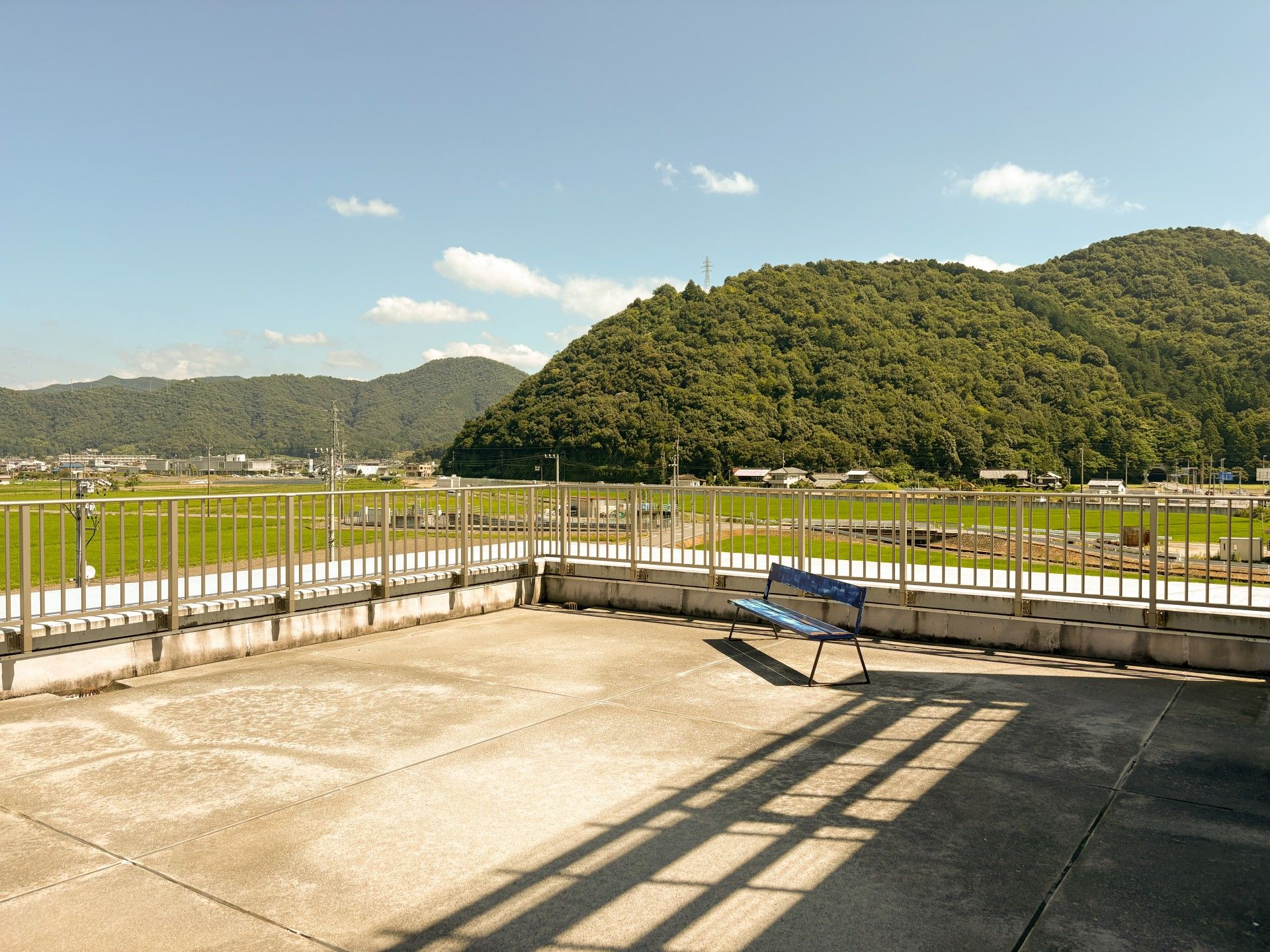 山々を望む広いテラス