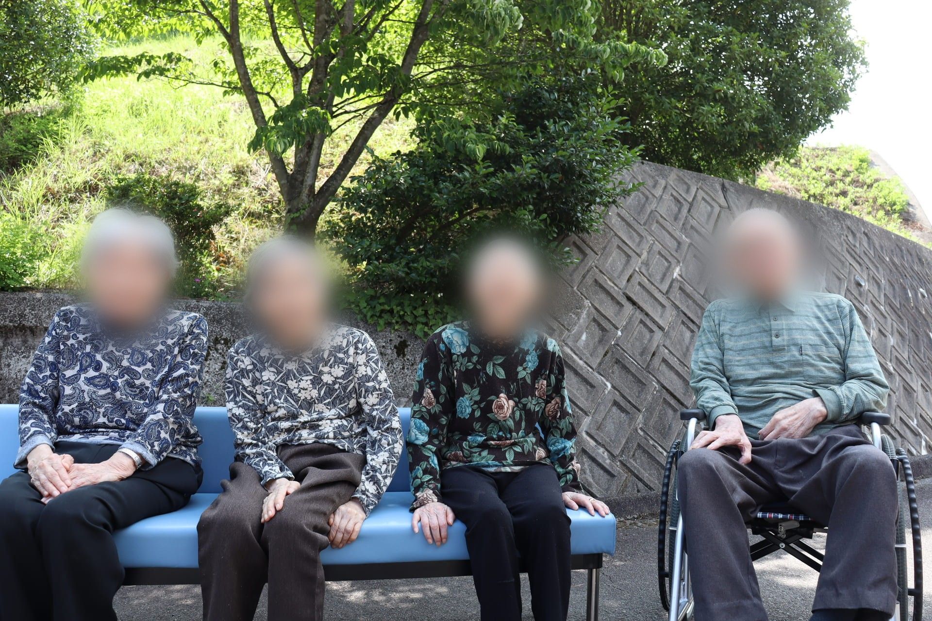 屋外でくつろぐ皆さん