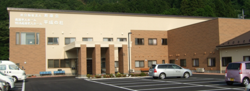 広々とした駐車場のある建物