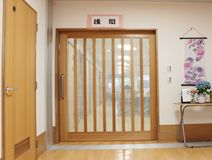 明るい廊下の木製扉