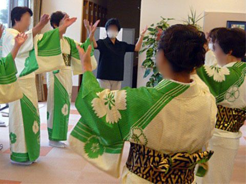 スタッフの指示に従って、踊りの練習をする入居者たち