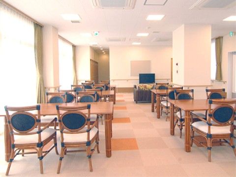 「あずみ苑 グランデ鶴巻」のリビング・ダイニング。床面は絨毯を敷いており、歩きやすい。