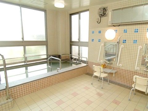「あずみ苑 グランデ鶴巻」の大浴場。プライバシーガラスを設置し、日当たりを犠牲にしていない。