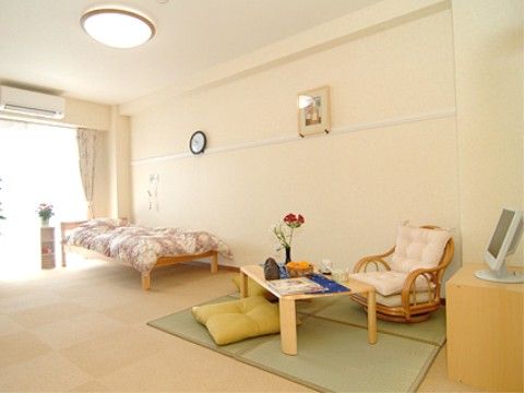 「あずみ苑 グランデ鶴巻」の居室。家具を自由に配置可能な、25㎡以上の居室面積。