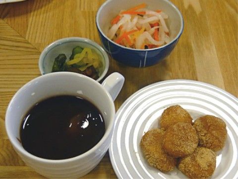 「あずみ苑 グランデ鶴巻」のおやつ。日が変わるごとにおやつのメニューも変わる。