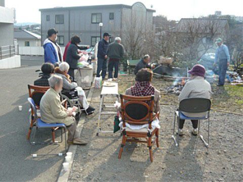 「あずみ苑 グランデ鶴巻」のどんどん焼き。食イベントのどんどん焼きを行っている。