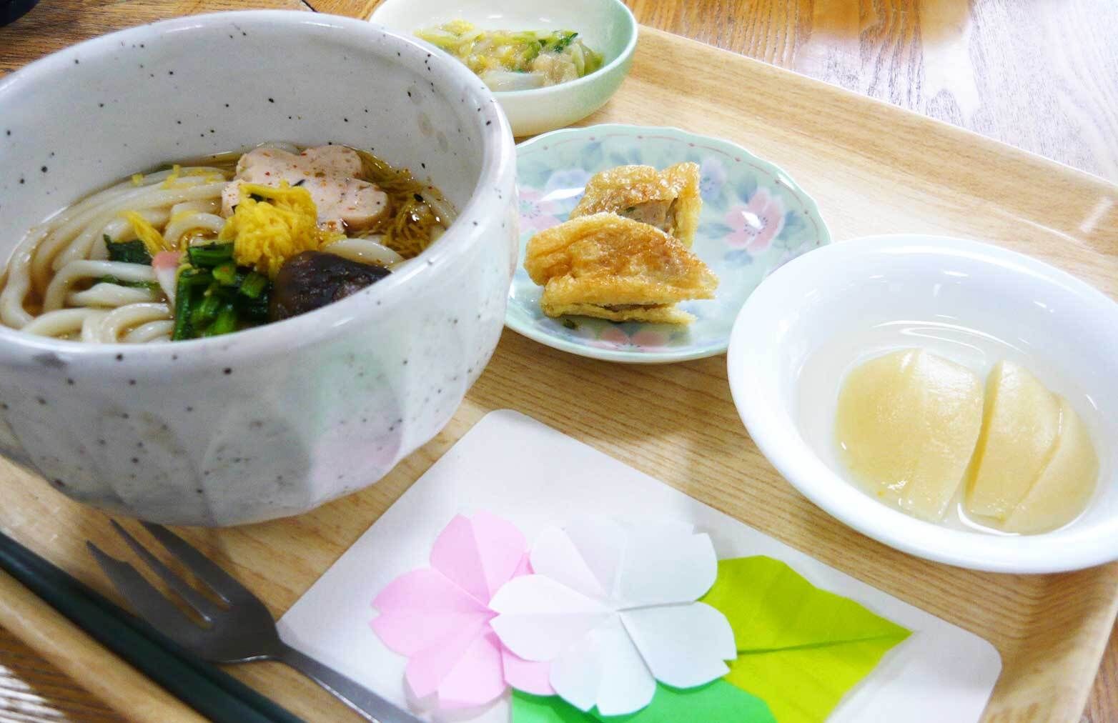 ほうれん草や椎茸をのせたうどんと、揚げとフルーツのセット