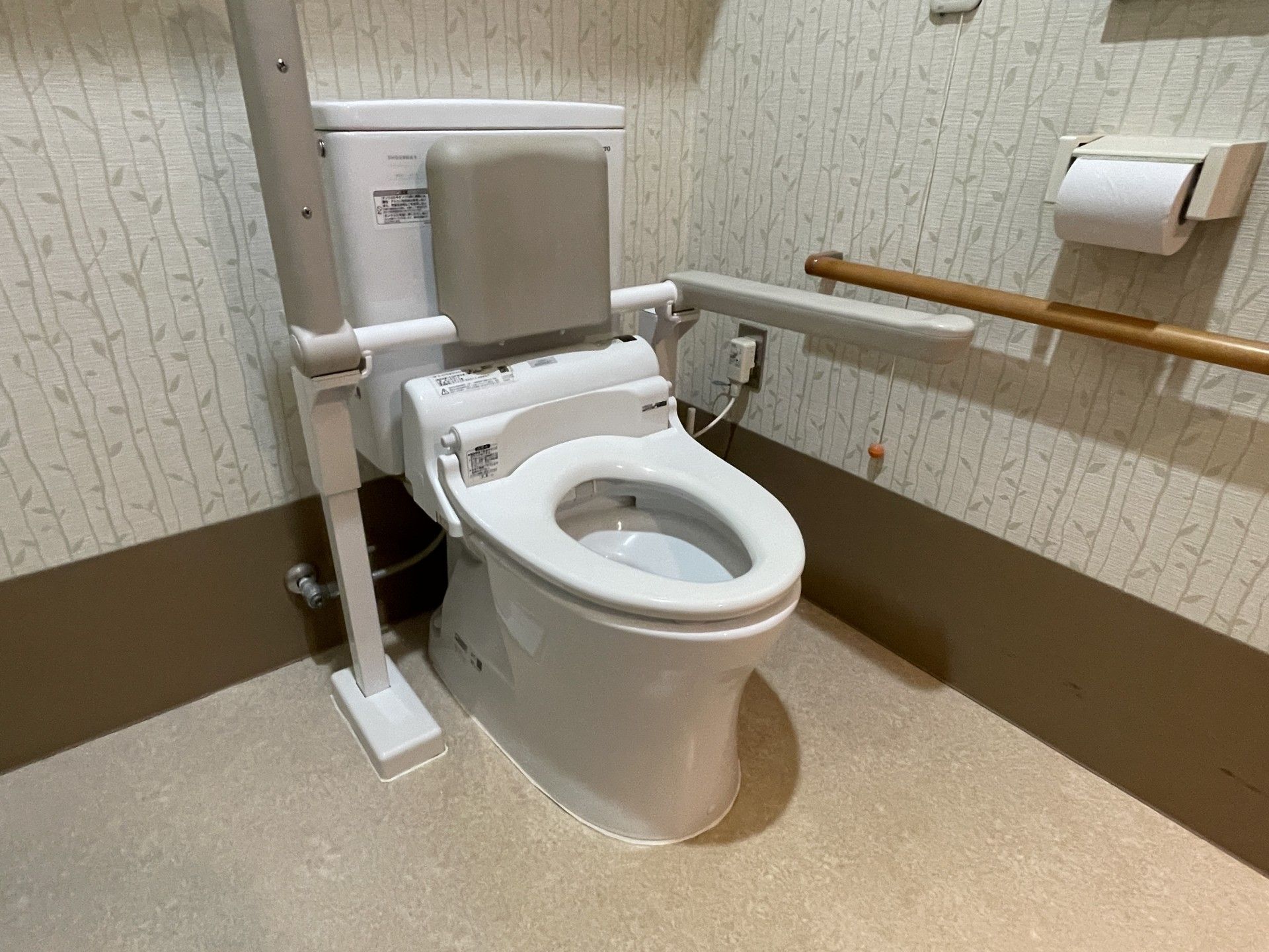 手すり付きのトイレ