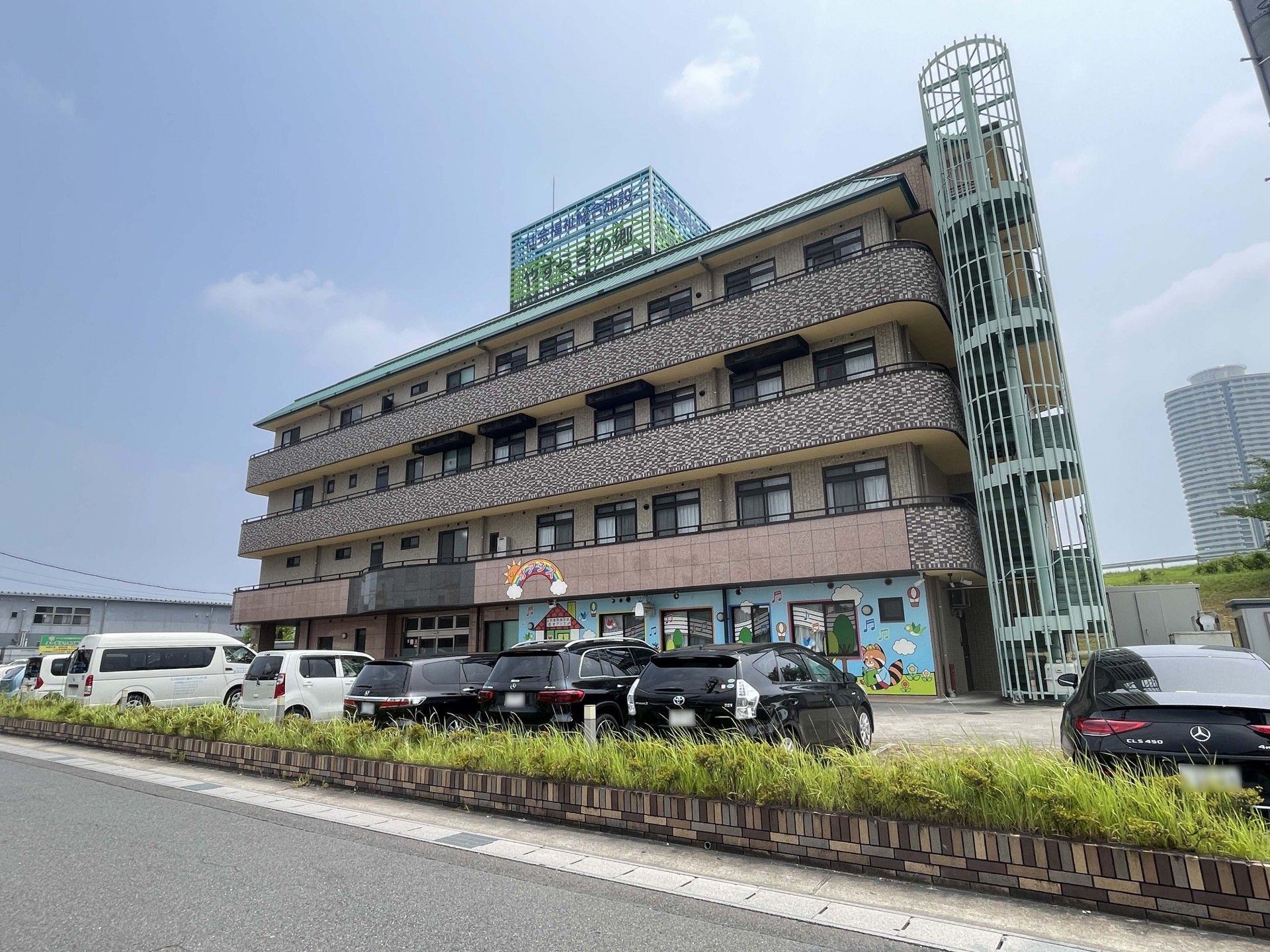 親しみやすい外観の建物